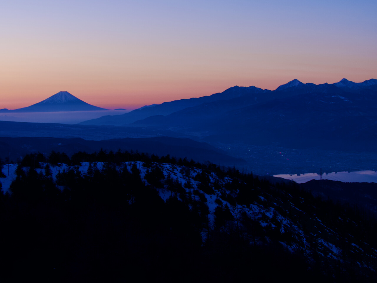 朝焼けに染まる富士山と右の諏訪湖